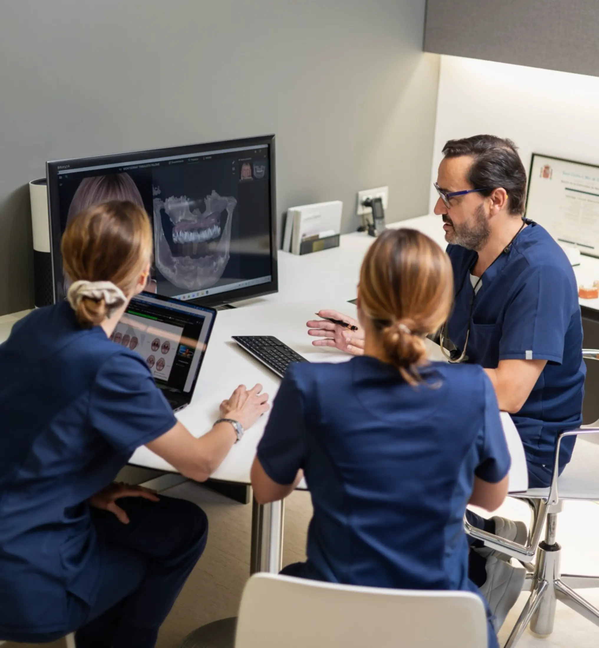 Equip de dentistes treballant